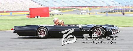 世界上最“扁”的汽車 躺著開！