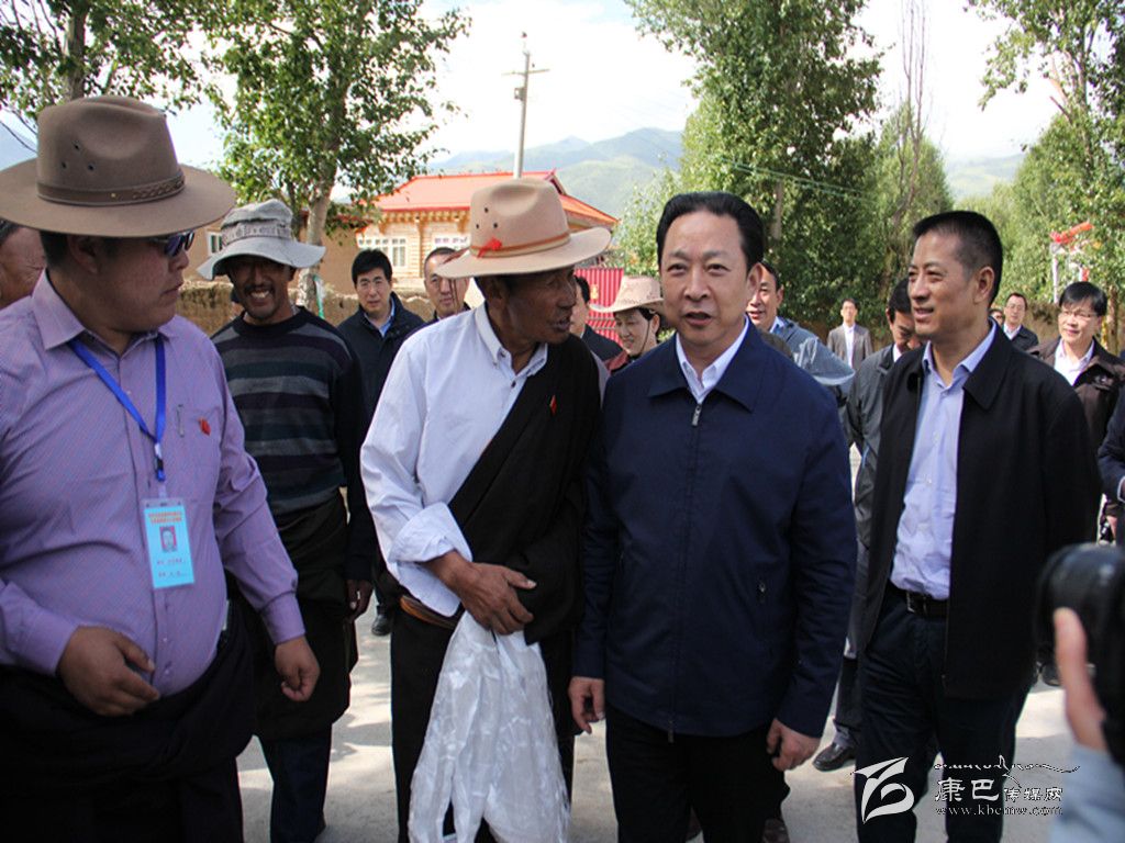 黃新初在甘孜縣調(diào)研指導扶貧開發(fā)工作、慰問對口支援我州的干部人才代表掠影