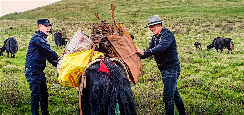 民警護(hù)送.jpg 民警護(hù)送.jpg