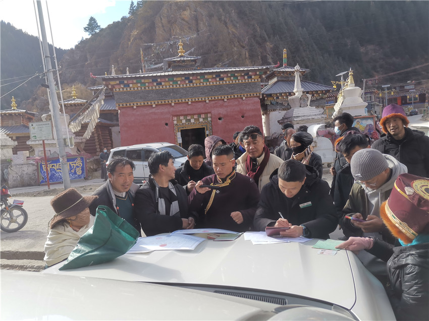 別樣的汽車(chē)銀行很接地氣，農(nóng)行德格縣支行開(kāi)展農(nóng)戶(hù)信息建檔，現(xiàn)場(chǎng)為百姓開(kāi)展金融服務(wù)。.jpg