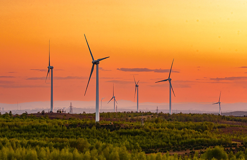 2023年5月23日清晨拍攝的內(nèi)蒙古興安盟烏蘭浩特市呼和馬場風(fēng)力光伏發(fā)電場內(nèi)的風(fēng)機(jī)。