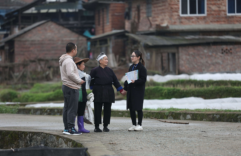 2022年3月24日，在廣西柳州市三江侗族自治縣良口鄉(xiāng)南寨村，紀(jì)檢監(jiān)察干部（右一、左一）在了解惠農(nóng)政策落實(shí)情況。