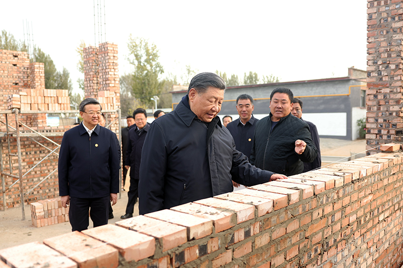 2023年11月10日，習(xí)近平總書記在河北保定涿州市刁窩鎮(zhèn)萬全莊村房屋重建施工現(xiàn)場考察。