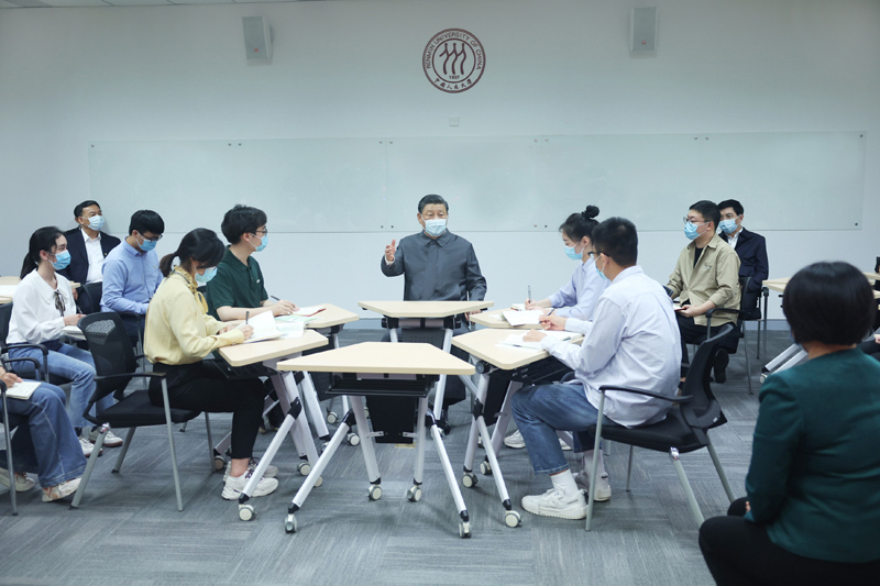 2022年4月25日，習(xí)近平總書記來到中國人民大學(xué)考察調(diào)研。這是總書記在立德樓觀摩思政課智慧教室現(xiàn)場教學(xué)并參與討論。