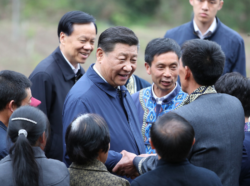2019年4月15日至17日，中共中央總書記、國家主席、中央軍委主席習(xí)近平在重慶考察，并主持召開解決“兩不愁三保障”突出問題座談會。這是4月15日下午，習(xí)近平在石柱土家族自治縣中益鄉(xiāng)華溪村同村民親切交流。新華社記者 丁海濤 攝