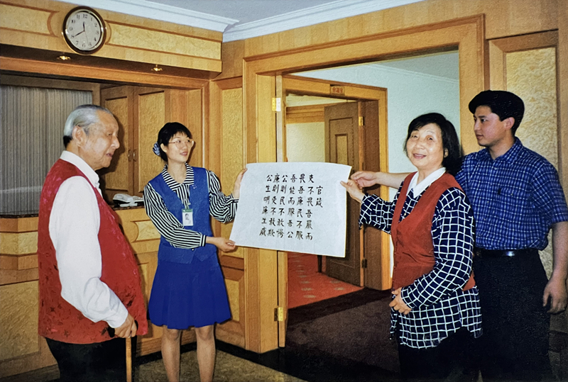 1999年3月，習(xí)仲勛欣賞齊心的書法作品《官箴》。