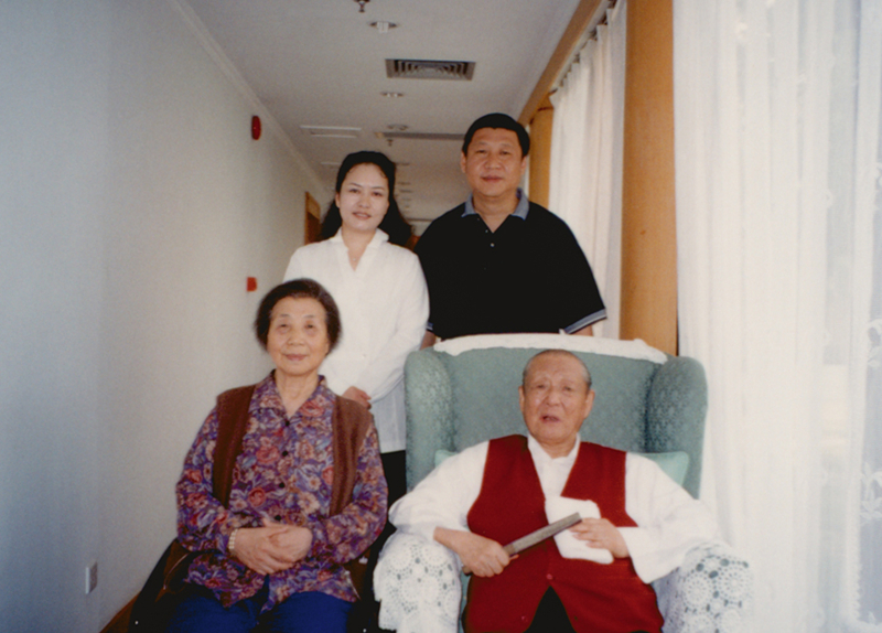 這是習(xí)近平、彭麗媛同習(xí)仲勛、齊心的合影。