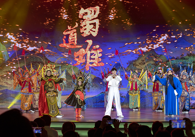 2023年10月13日，成都，“把青春華章寫在祖國大地上”大思政課網(wǎng)絡主題宣傳和互動引導活動在四川大學舉行。