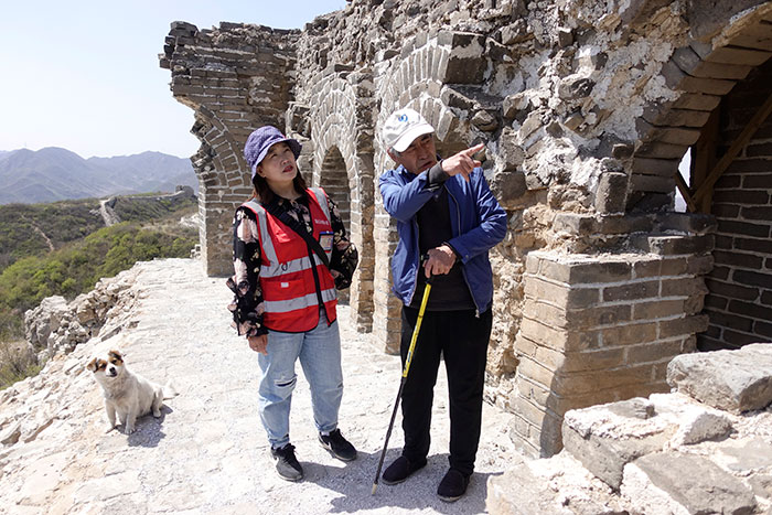 在明長(zhǎng)城遺址上，梅景田給外甥女劉紅巖講述長(zhǎng)城故事。