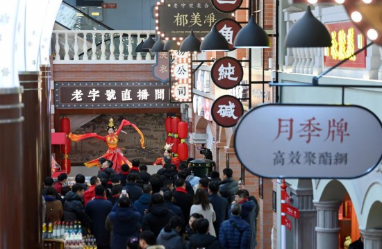 顧客在天津老字號集合店內(nèi)觀看演出。新華社記者 趙子碩 攝