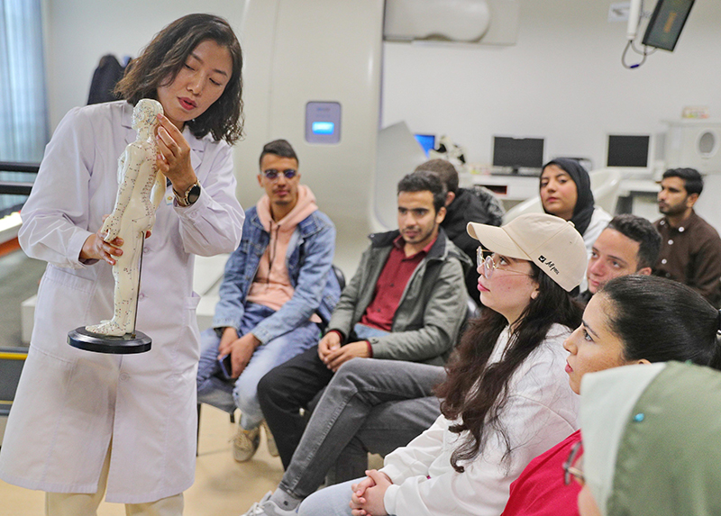 2023年4月19日，河北省秦皇島市中醫(yī)醫(yī)院醫(yī)務(wù)工作者為燕山大學(xué)外國(guó)留學(xué)生講解中醫(yī)經(jīng)絡(luò)知識(shí)。