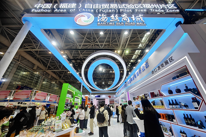 2024年3月18日，第四屆中國(guó)跨境電商交易會(huì)在福建福州開幕。展會(huì)聚焦“鏈接跨境全流域 共建電商新生態(tài)”，集聚全國(guó)80余個(gè)外貿(mào)產(chǎn)業(yè)帶的上千家供應(yīng)鏈企業(yè)。