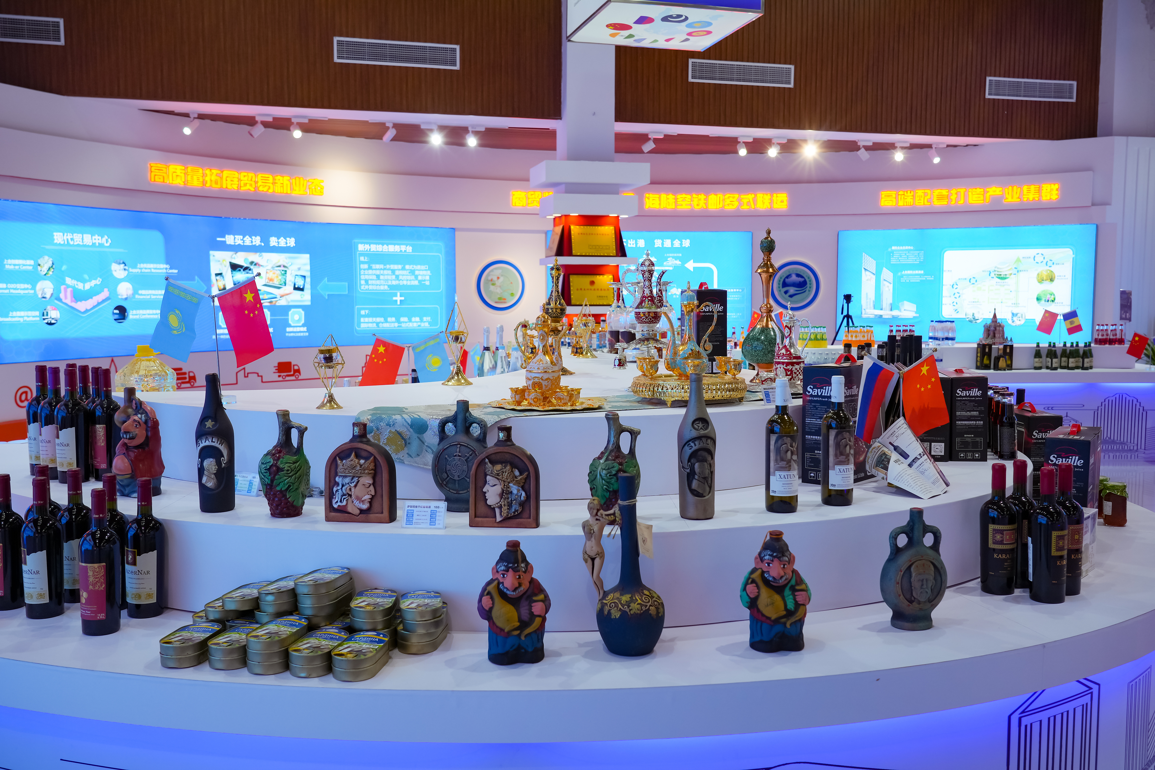 2022年10月19日，青島，上合示范區(qū)展出的上合國家特色商品。