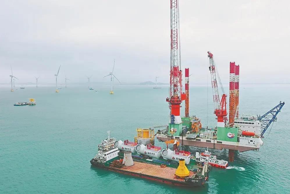 福能集團(tuán)曾是“一煤獨(dú)大”的老國(guó)企，近年來(lái)積極轉(zhuǎn)型，布局新能源、新材料、醫(yī)療健康等領(lǐng)域。圖為福能集團(tuán)三川海上風(fēng)電項(xiàng)目。（資料圖片）