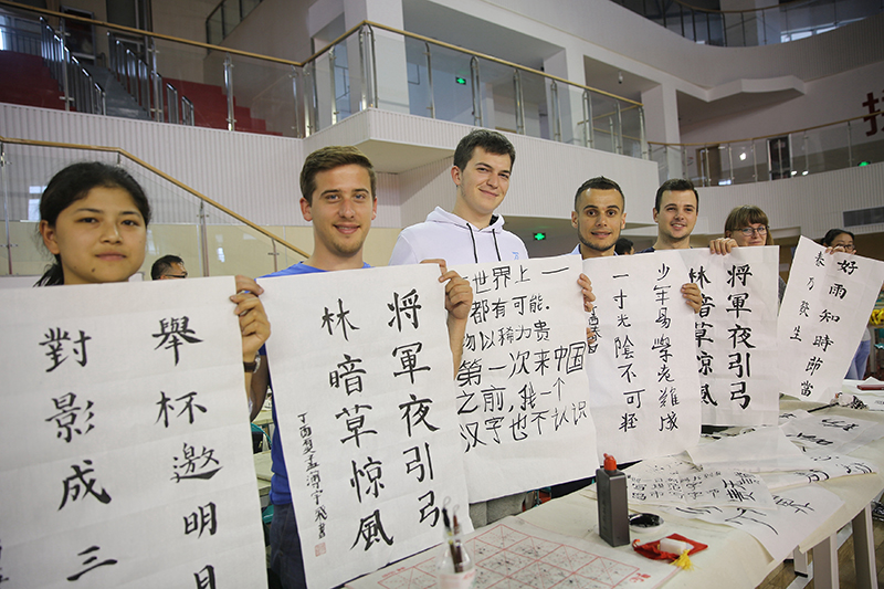 2017年6月5日，來自青島大學和中國石油大學（華東）的外國留學生在展示剛剛現(xiàn)場完成的書法作品。