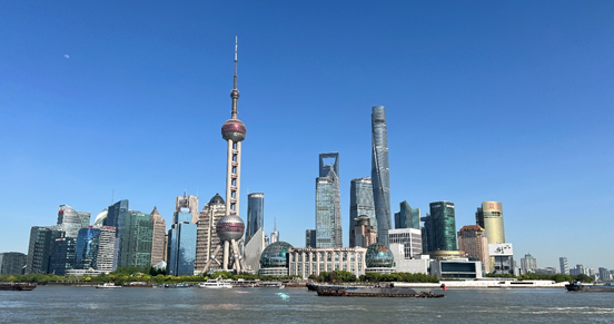 沿蘇州河遠(yuǎn)眺陸家嘴城市建筑群。人民網(wǎng) 馬作鵬 攝