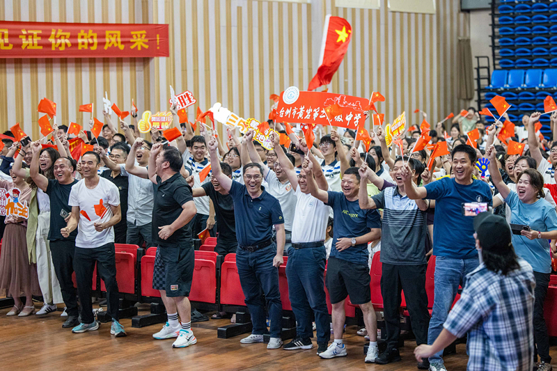 北京時(shí)間7月27日，2024年巴黎奧運(yùn)會(huì)首個(gè)比賽日，在射擊10米氣步槍混合團(tuán)體比賽中，中國(guó)選手黃雨婷/盛李豪獲得金牌。圖為黃雨婷的母校師生們通過收看奧運(yùn)直播的方式為她加油助威。